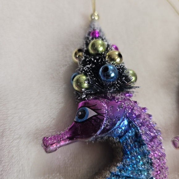 Christmas Ornament seahorse with chritmas tree - Picture 4 of 8
